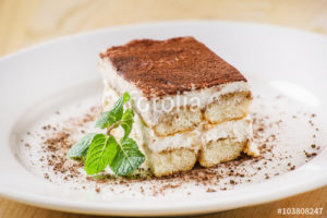 Ein Tiramisu auf einem Teller